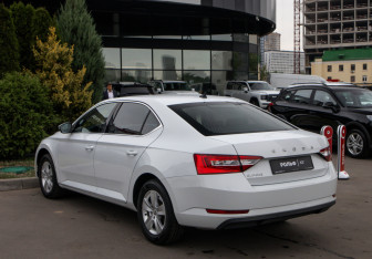 Подержанный автомобиль Skoda Superb Liftback 2021 года (5 фото)