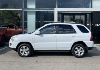 Подержанный автомобиль Kia Sportage 2010 года (8 фото)