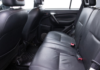 Подержанный автомобиль Toyota RAV4 2005 года (11 фото)