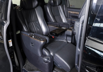 Подержанный автомобиль Toyota Alphard 2019 года (13 фото)