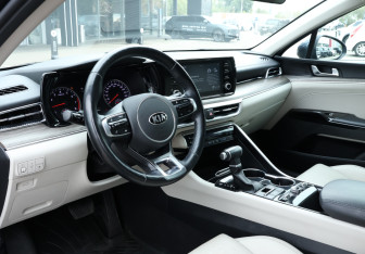 Подержанный автомобиль Kia K5 2020 года (13 фото)