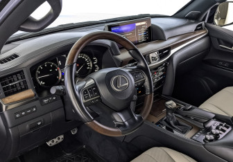 Подержанный автомобиль Lexus LX 2018 года (15 фото)