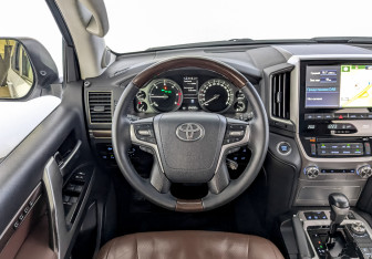 Подержанный автомобиль Toyota Land Cruiser Suv 2016 года (22 фото)