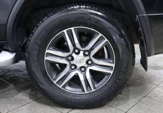 Подержанный автомобиль Toyota Fortuner 2019 года (9 фото)