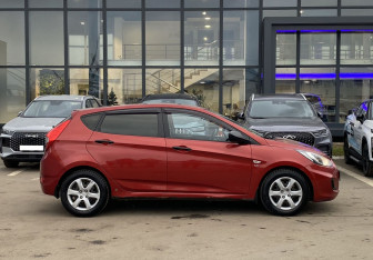 Подержанный автомобиль Hyundai Solaris Hatchback 2011 года (4 фото)