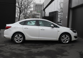 Подержанный автомобиль Opel Astra Sedan 2015 года (4 фото)