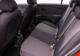 Подержанный автомобиль Kia Rio Hatchback 2010 года (11 фото)