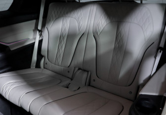 Подержанный автомобиль BMW X7 2023 года (28 фото)