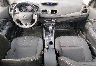 Подержанный автомобиль Renault Fluence 2013 года (10 фото)