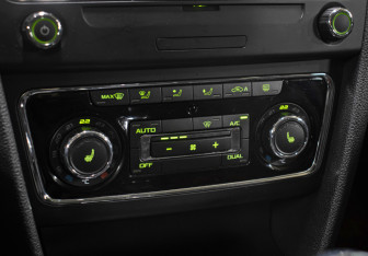 Подержанный автомобиль Skoda Superb Liftback 2014 года (19 фото)