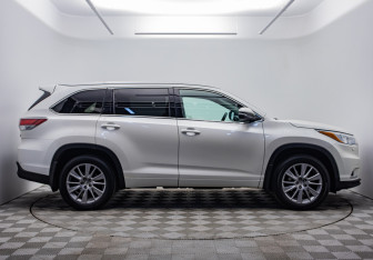 Подержанный автомобиль Toyota Highlander 2013 года (6 фото)
