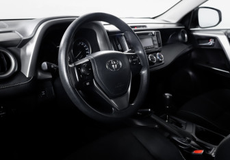 Подержанный автомобиль Toyota RAV4 2017 года (14 фото)