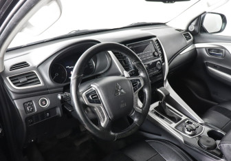 Подержанный автомобиль Mitsubishi Pajero Sport 2017 года (7 фото)