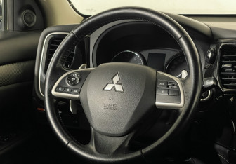 Подержанный автомобиль Mitsubishi Outlander 2013 года (14 фото)