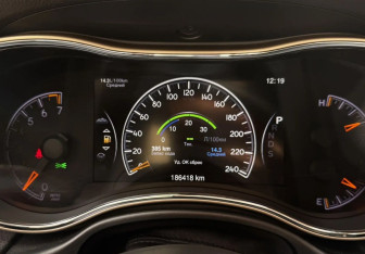 Подержанный автомобиль Jeep Grand Cherokee 2014 года (13 фото)