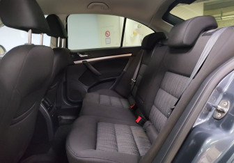 Подержанный автомобиль Skoda Octavia Liftback 2011 года (11 фото)