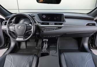 Подержанный автомобиль Lexus ES 2018 года (13 фото)