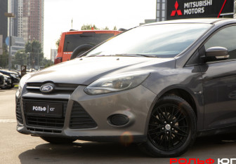 Подержанный автомобиль Ford Focus Sedan 2012 года (15 фото)