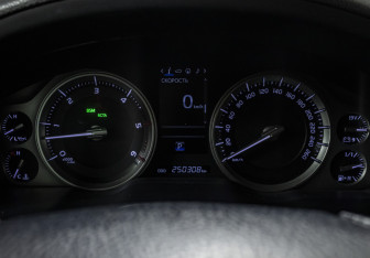 Подержанный автомобиль Toyota Land Cruiser Suv 2015 года (11 фото)