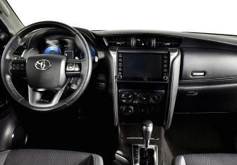 Подержанный автомобиль Toyota Fortuner 2020 года (8 фото)