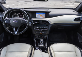 Подержанный автомобиль Infiniti Q30 2017 года (13 фото)