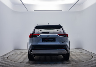 Подержанный автомобиль Toyota RAV4 2024 года (6 фото)
