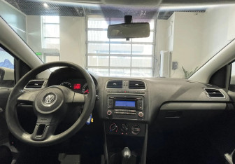 Подержанный автомобиль Volkswagen Polo Sedan 2011 года (10 фото)