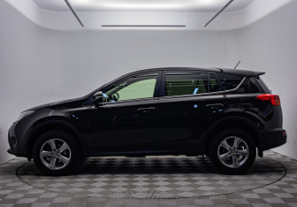 Подержанный автомобиль Toyota RAV4 2015 года (8 фото)