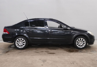 Подержанный автомобиль Opel Astra Sedan 2013 года (4 фото)