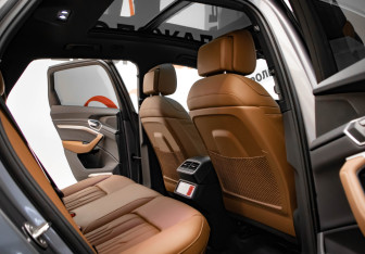Подержанный автомобиль Audi e-tron 2021 года (31 фото)