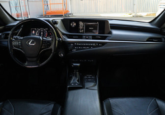 Подержанный автомобиль Lexus ES 2019 года (9 фото)