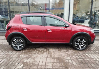 Подержанный автомобиль Renault Sandero 2018 года (4 фото)