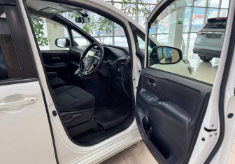 Подержанный автомобиль Toyota Voxy Minivan 2014 года (10 фото)