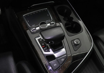 Подержанный автомобиль Audi Q7 2016 года (17 фото)