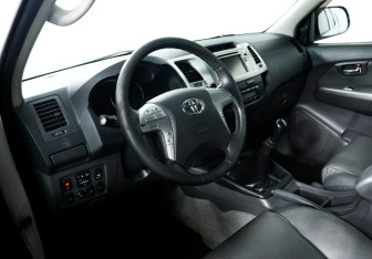 Подержанный автомобиль Toyota Hilux 2012 года (8 фото)