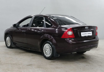 Подержанный автомобиль Ford Focus Sedan 2009 года (7 фото)
