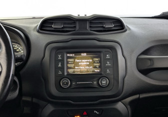 Подержанный автомобиль Jeep Renegade 2018 года (24 фото)