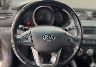 Подержанный автомобиль Kia Rio Sedan 2015 года (18 фото)