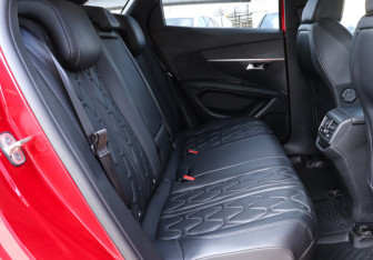 Подержанный автомобиль Peugeot 3008 2022 года (10 фото)