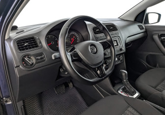 Подержанный автомобиль Volkswagen Polo Sedan 2017 года (16 фото)