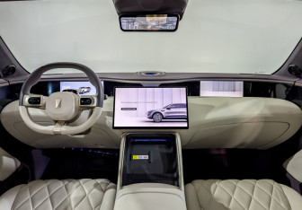 Подержанный автомобиль Avatr 11 2024 года (13 фото)