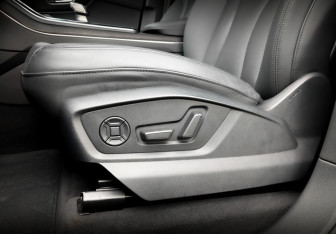 Подержанный автомобиль Audi Q7 2023 года (21 фото)