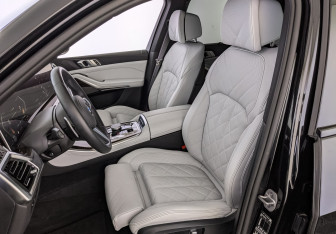 Подержанный автомобиль BMW X5 2025 года (20 фото)