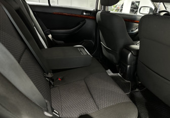 Подержанный автомобиль Toyota Avensis Wagon 2006 года (16 фото)