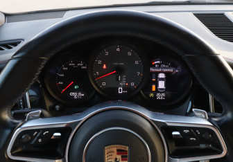 Подержанный автомобиль Porsche Macan 2015 года (11 фото)