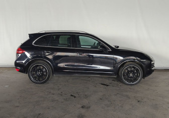 Подержанный автомобиль Porsche Cayenne 2010 года (8 фото)