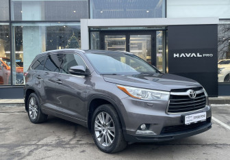 Подержанный автомобиль Toyota Highlander 2014 года (3 фото)