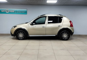 Подержанный автомобиль Renault Sandero 2011 года (8 фото)