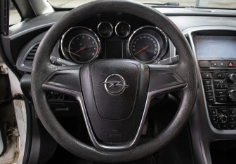 Подержанный автомобиль Opel Astra Sedan 2012 года (17 фото)