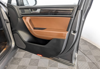 Подержанный автомобиль Volkswagen Touareg 2013 года (27 фото)